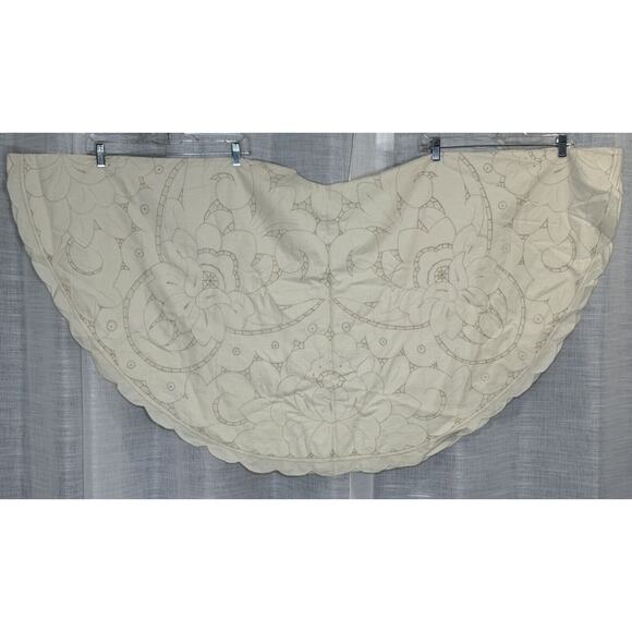 Vintage Beige Embroidered Floral Pattern Lined Christmas Tree Skirt Scallop Edge - Picture 6 of 6